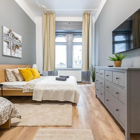 Deluxe Kazincy Apartment In The Heart Of Budapest Exterior foto