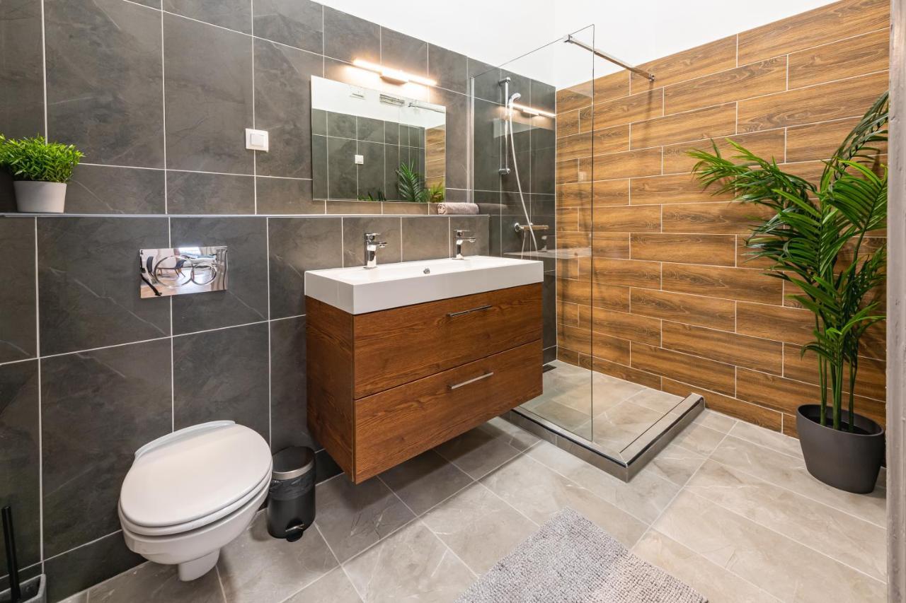 Deluxe Kazincy Apartment In The Heart Of Budapest Exterior foto
